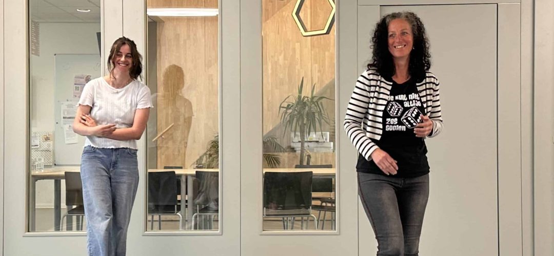 Weerbaarheidstrainer Esther van der Tak (rechts) geeft samen met dochter Kim een les aan groep 7/8